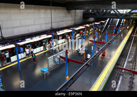 Erhöhte Ansicht Blick hinunter auf die Plattform von Principe Pio Metro Station, Madrid, Spanien Stockfoto