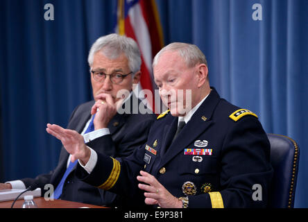 Washington, DC, USA. 30. Oktober 2014. US-Verteidigungsminister Chuck Hagel (L) und Vorsitzender der Joint Chiefs Of Staff General Martin Dempsey halten eine Pressekonferenz in das Pentagon in Washington, D.C. 30. Oktober 2014. Bildnachweis: Yin Bogu/Xinhua/Alamy Live-Nachrichten Stockfoto