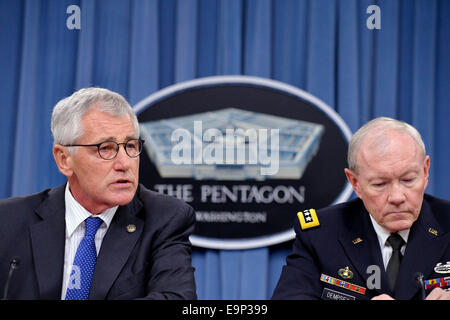 Washington, DC, USA. 30. Oktober 2014. US-Verteidigungsminister Chuck Hagel (L) und Vorsitzender der Joint Chiefs Of Staff General Martin Dempsey halten eine Pressekonferenz in das Pentagon in Washington, D.C. 30. Oktober 2014. Bildnachweis: Yin Bogu/Xinhua/Alamy Live-Nachrichten Stockfoto