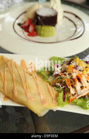 Crêpe-Kuchen mit Schokolade Lava-Kuchen im café Stockfoto
