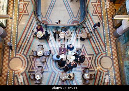 Schauen unten auf dem Boden in das Queen Victoria Building, Sydney, New South Wales, Australien. Das Hotel liegt in der Innenstadt. Stockfoto