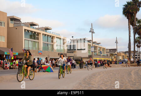 Touristen und einheimische Fahrradfahren entlang der berühmten Radweg Venice Beach, Los Angeles, Kalifornien, USA Stockfoto