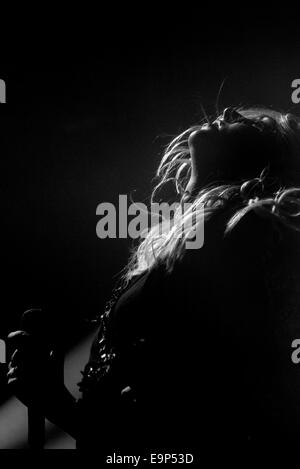 Toronto, Ontario, Kanada. 30. Oktober 2014. TAYLOR MOMSEN, führt Führer der amerikanischen Rockband "The Pretty Reckless" Sound Academy in Toronto. Bildnachweis: Igor Vidyashev/ZUMA Draht/Alamy Live-Nachrichten Stockfoto