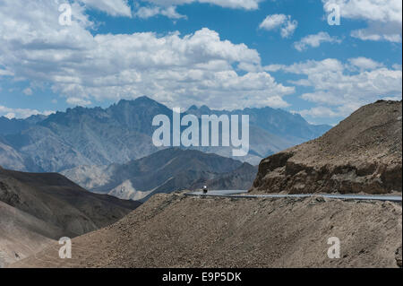 Fahrrad-Abenteuer auf Leh - Srinagar-Autobahn Stockfoto