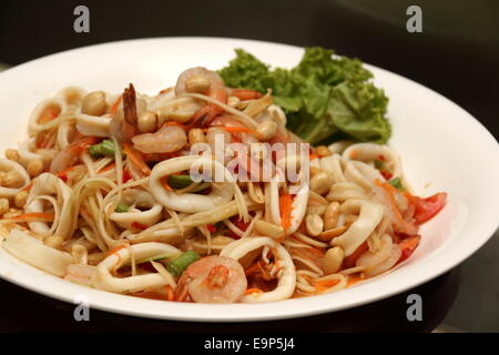 Asiatischen würzige Tintenfisch-Salat auf weißen Teller. Stockfoto