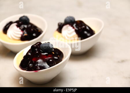 Eine Blaubeer-Käsekuchen in einer kleinen Tasse Stockfoto