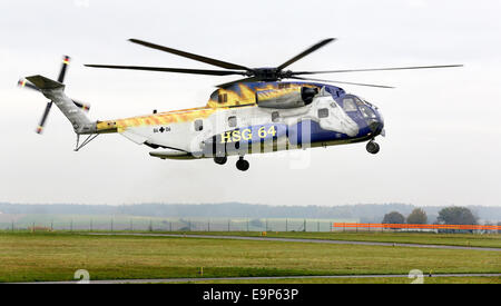 Ein Deutsch-Armee-Sikorski-CH-53 Hubschrauber mit Sonderlackierung fliegt über Laupheim, Deutschland, 30. Oktober 2014. Der Grund für die besondere Farbe ist die Reorganisation der Hubschrauberstaffel 64 und die Umstellung auf mittlere Hubschrauber CH-53 aus der Armee an die Luftwaffe. Foto: THOMAS WARNACK/dpa Stockfoto