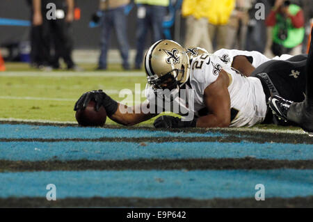 Charlotte, North Carolina, USA. 30. Oktober 2014. New Orleans Saints Runningback Mark Ingram #22 erhält einen Touchdown in der NFL-Spiel gegen die Carolina Panthers bei Bank of America Stadium am 30. Oktober 2014 in Charlotte, North Carolina. Die Heiligen besiegt die Panthers 28-10. Bildnachweis: Cal Sport Media/Alamy Live-Nachrichten Stockfoto