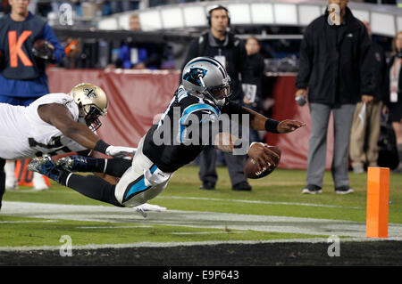 Charlotte, North Carolina, USA. 30. Oktober 2014. Carolina Panthers quarterback Cam Newton #1 Strecken um einen Touchdown in der NFL-Spiel gegen die New Orleans Saints bei Bank of America Stadium am 30. Oktober 2014 in Charlotte, North Carolina. Die Heiligen besiegt die Panthers 28-10. Bildnachweis: Cal Sport Media/Alamy Live-Nachrichten Stockfoto