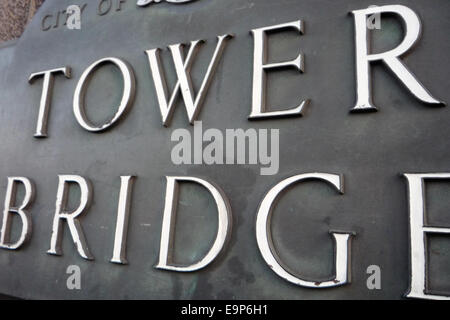 Die Plakette für die Tower Bridge, eine wichtige touristische Attraktion in London Stockfoto