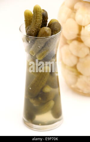 Gewürzgurken im Glas isoliert auf weißem Hintergrund. Stockfoto