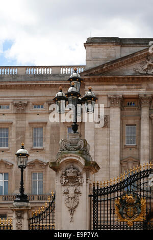 Nahaufnahme eines Teil des Tores und Fassade des Buckingham Palace, London Stockfoto