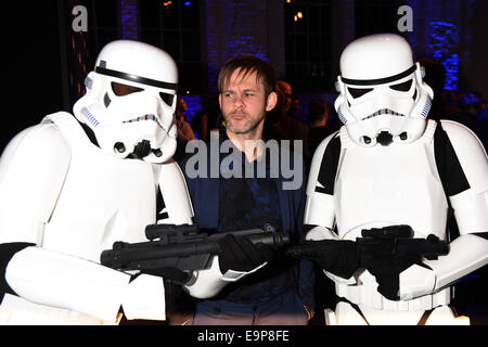 München, Deutschland. 30. Oktober 2014. Britischer Schauspieler Dominic Monaghan (C) posiert mit zwei Star Wars Sturmtruppen während der Generation Himmelsereignis, veranstaltet von der Pay-TV-Sender Sky in München, 30. Oktober 2014. Bildnachweis: Dpa picture Alliance/Alamy Live News Stockfoto