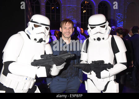 München, Deutschland. 30. Oktober 2014. Britischer Schauspieler Dominic Monaghan (C) posiert mit zwei Star Wars Sturmtruppen während der Generation Himmelsereignis, veranstaltet von der Pay-TV-Sender Sky in München, 30. Oktober 2014. Bildnachweis: Dpa picture Alliance/Alamy Live News Stockfoto