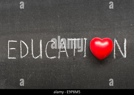 Bildung Wort handschriftlich auf Tafel mit Herzsymbol statt O Stockfoto