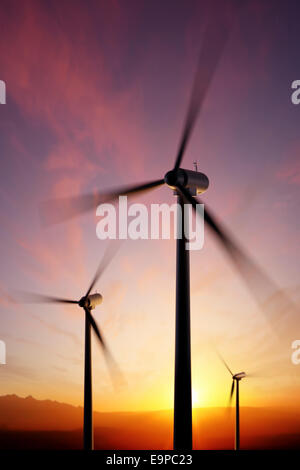 Wind-Turbinenschaufeln im Nahbereich mit goldenen Sonnenuntergang drehen. Konzentrierte sich auf die Spitze des vorderen Propeller - 3D Grafik Stockfoto