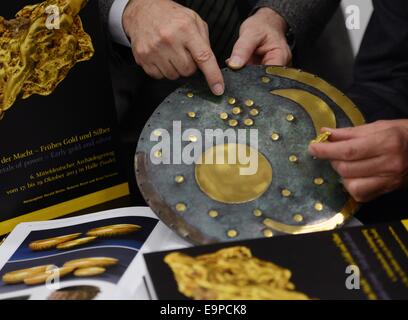 Wissenschaftler diskutieren die Gold-Beschichtung auf eine Replikation der Himmelsscheibe von Nebra in Sachsen-Anhalt-Landesmuseum für Vorgeschichte in Halle, Deutschland, 23. Oktober 2014. Experten haben ihre Forschungsergebnisse in die Gold-Beschichtung umfasst die Himmelsscheibe veröffentlicht. Die Linie signifikantes Ergebnis der Forschungspunkte am Ursprung des Goldes, die zu Cornwall in Südengland verfolgt werden konnte. Die jüngsten wissenschaftliche Forschung gibt einen Einblick in kulturelle und historische Tragweite über überregionale Machtstrukturen und kommerziellen Handel und Austausch während der Frühbronzezeit Stockfoto