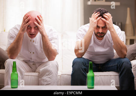 ein paar Freunde Sportübertragungen im Fernsehen Stockfoto