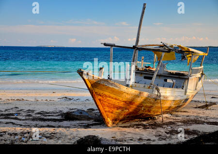 Altes Boot am Strand von Bira, Sulawesi, Indonesien Stockfoto