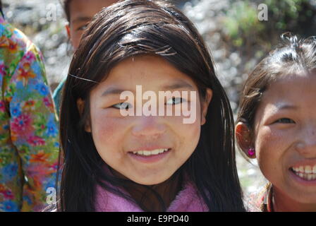 Ein fröhliches Tibetisch/Tamang Mädchen, Tamang Heritage Trail, Nepal Stockfoto