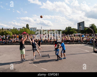 Basketball im Mauerpark, Berlin, GermanyEurope Stockfoto