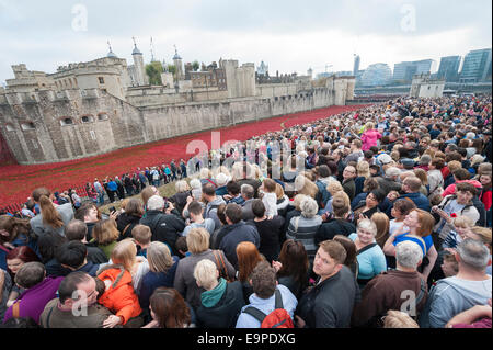 Tower of London, London, UK. 30. Oktober 2014. Tausende von Menschen drängen sich den Umfang der Tower Hill auf Poppy Day. Bildnachweis: Lee Thomas/Alamy Live-Nachrichten Stockfoto