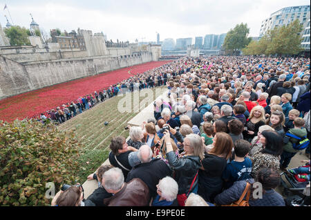 Tower of London, London, UK. 30. Oktober 2014. Tausende von Menschen drängen sich den Umfang der Tower Hill auf Poppy Day. Bildnachweis: Lee Thomas/Alamy Live-Nachrichten Stockfoto