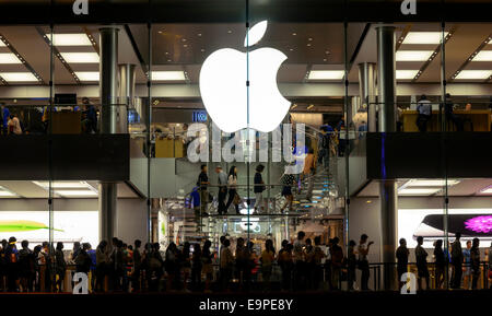 Käufer, die Schlange, um das neue Apple Iphone 6 im neuen Hong Kong Apple Store im zentralen Bankenviertel, Hong Kong, China zu kaufen. Stockfoto