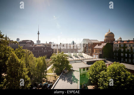 Blick auf Heckmann Hoefe und TV-Turm mit Kuppel des Berliner Doms und Synagoge in der Oranienburger Straße, Berlin, Deutschland Stockfoto