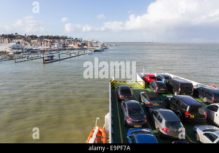 Autos auf der East Cowes zu Southampton Cowes Fähre, vorbei an Wasser und im Solent, Isle of Wight, im Süden von England, Großbritannien Stockfoto