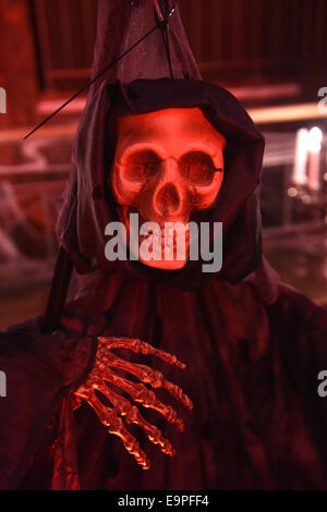 München, Deutschland. 30. Oktober 2014. Ein Totenkopf abgebildet ist während des schwarzen & Blood Halloween Ball in der Villa Flora in München, 30. Oktober 2014. Bildnachweis: Dpa picture Alliance/Alamy Live News Stockfoto