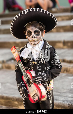 Ein kleiner Junge gekleidet im Kostüm als Santa Muerte im Laufe des Tages von den Dead Festival in Spanisch als D'a de Muertos am 28. Oktober 2014 in Oaxaca, Mexiko bekannt. Stockfoto