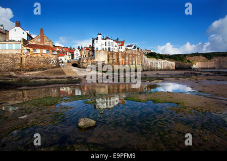 Sommermorgen an Robin Hoods Bay Yorkshire Küste England Stockfoto