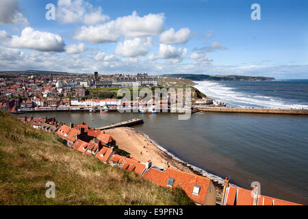 Blick auf den unteren Hafen in Whitby aus St. Marys Kirche Yorkshire Küste England Stockfoto