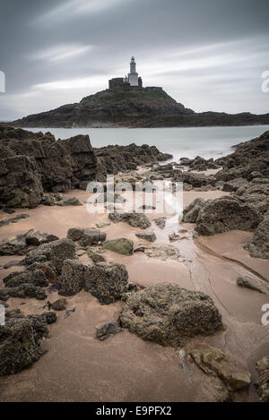 Leuchtturm-Landschaft mit Gewitterhimmel über Meer Stockfoto