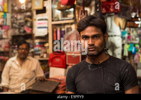 Mann mit Kopfhörer. Kinari Basar, Agra, Uttar Pradesh, Indien Stockfoto