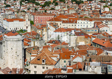 Stadt Split befindet sich eine der größeren Stadt an der kroatischen Adriaküste. Mit reicher Geschichte, Leben und Architektur Stockfoto