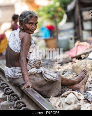 Porträt der alten Frau, die in den Slums von Norden Kolkata, Westbengalen, Indien Stockfoto