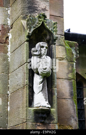 Eine Statue in der Außenwand in der St.-Bartholomäus Kirche Tong Shropshire England UK Stockfoto