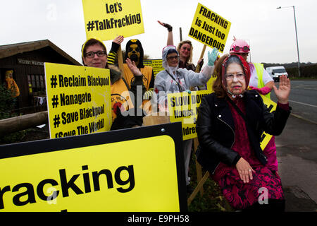 Blackpool, UK. 31. Oktober 2014.  Frack frei Lancashire Local Einwohner gegen die vorgeschlagene Fracking zeigen im Kostüm außerhalb Maple Farm Kindergarten. Die Gegend ist voller Anti-Fracking Zeichen errichtet & von lokaler Geschäftsmann Herr John Toothill, wer auf seinem eigenen Eingeständnis obsessive über seine Einwände gegen die vorgeschlagene Fracking im nahe gelegenen Plumpton ist bezahlt. Lancashire County Council erwägt Cuadrilla der Bauantrag und sie sind starke Gemeinschaft Widerstand stoßen. Bildnachweis: Mar Photographics/Alamy Live-Nachrichten Stockfoto