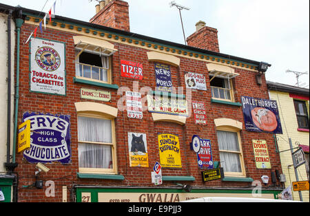 Alte Emaille-Anzeige anzeigen Werbeschilder auf Gwalia Shop Fassade Ross am Wye Herefordshire England UK Stockfoto