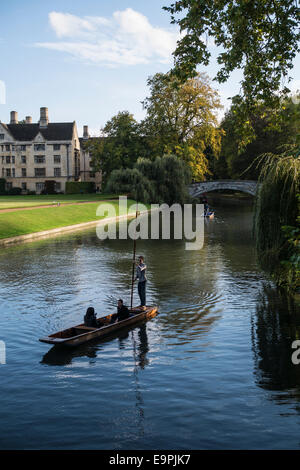 Bootfahren auf dem Fluss Cam, Cambridge UK Stockfoto