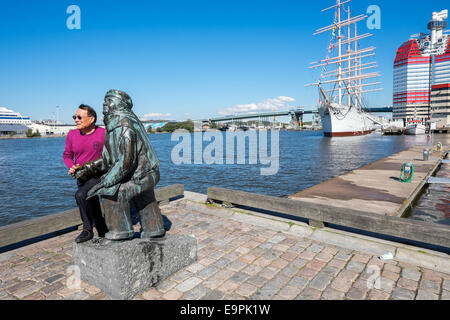 Asiatische Touristen posiert mit der Statue des Dichters Evert Taube. Göteborg ist die zweitgrößte Stadt in Schweden und eine wichtige harbo Stockfoto