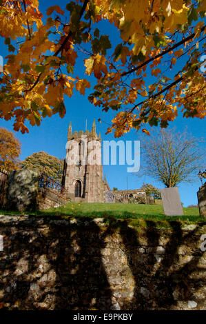 Einen farbigen Herbst Baum, ein Kirchhof & Kirche im Dorf Hartington. Stockfoto