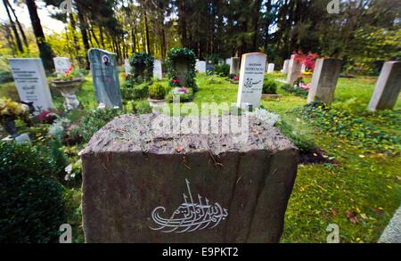 München, Deutschland. 24. Oktober 2014. Muslimische Grabsteine stehen auf dem Waldfriedhof in München, Deutschland, 24. Oktober 2014. Der erste muslimische Beerdigung-Standort in Bayern wurde vor rund 50 Jahren gegründet. Foto: Peter Kneffel/Dpa/Alamy Live News Stockfoto