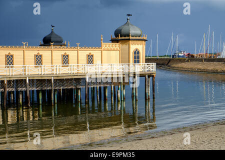 Die Sonne bricht durch dunkle Wolken, auf der berühmten Volksbad in Varberg, Schweden glänzen. Stockfoto