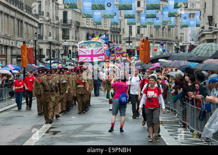 Vertreter der Streitkräfte marschieren in den Stolz in London Parade 2014, London, England Stockfoto