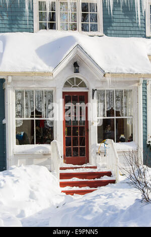 Alten Stil nordamerikanischen Heimat nach dem Schneesturm Stockfoto