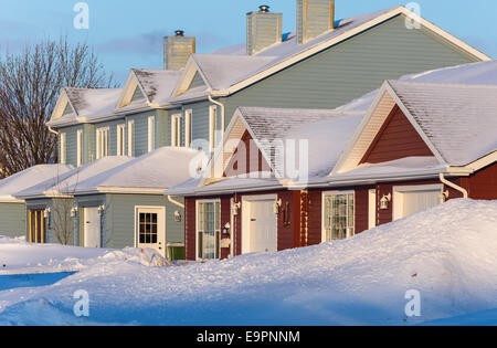 Reihenhäuser mit haufenweise Schnee nach einem Schneesturm. Stockfoto