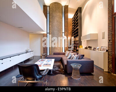 Doppelter Höhe Wohnzimmer im Apartment Barbican, London, UK. Stockfoto
